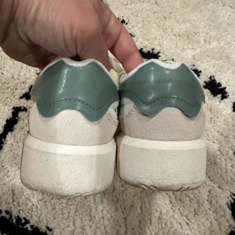 New Balance CT302 Low-Top Platform Sneakers in Green and Cream - Picture 3 of 5